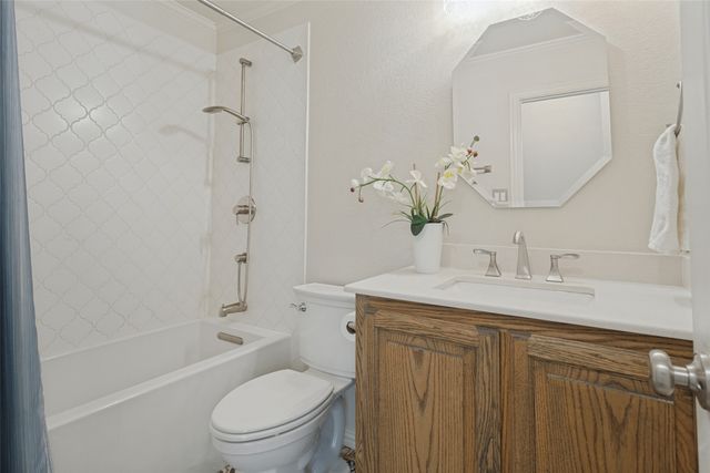 913 Royal Oaks Drive, Lewisville, TX 75067