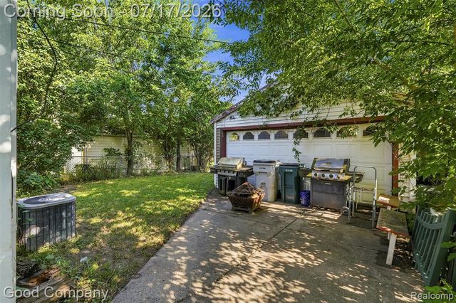 321 Manatee Avenue, Hazel Park, MI 48030