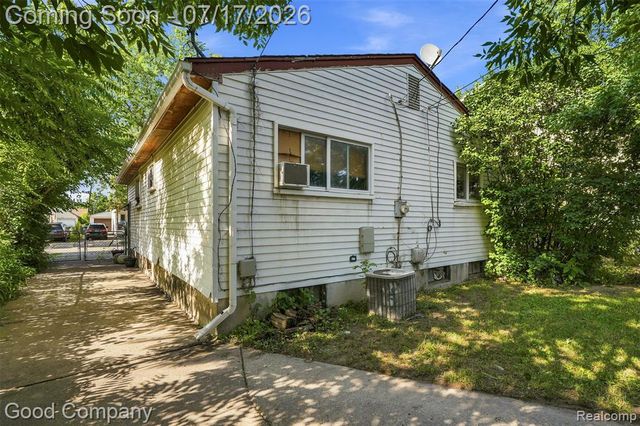 321 Manatee Avenue, Hazel Park, MI 48030