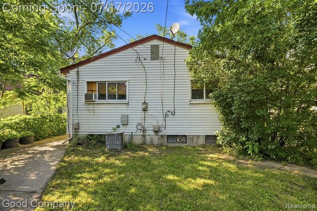 321 Manatee Avenue, Hazel Park, MI 48030