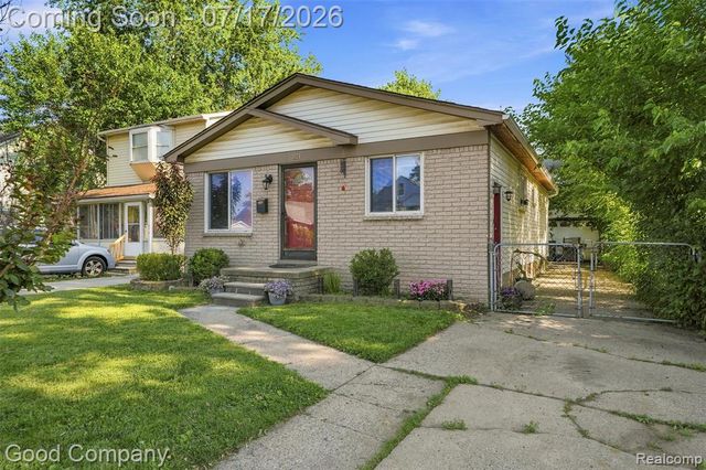 321 Manatee Avenue, Hazel Park, MI 48030