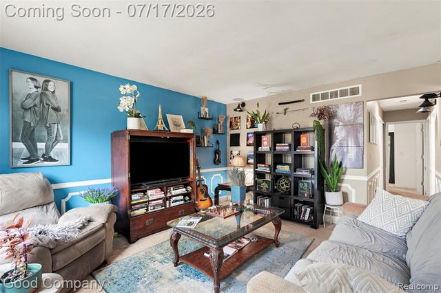 321 Manatee Avenue, Hazel Park, MI 48030