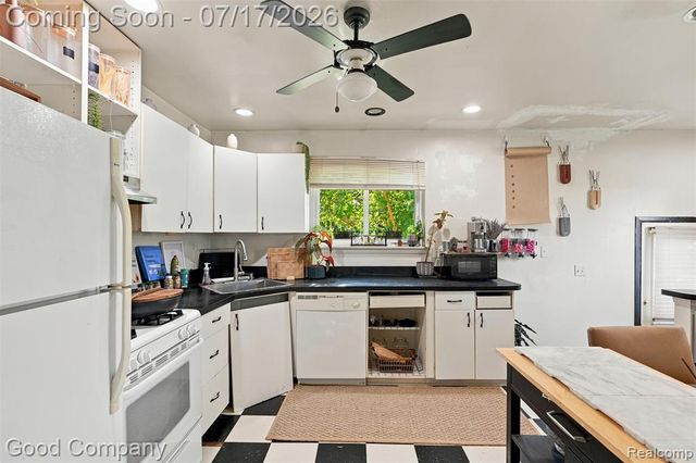 321 Manatee Avenue, Hazel Park, MI 48030