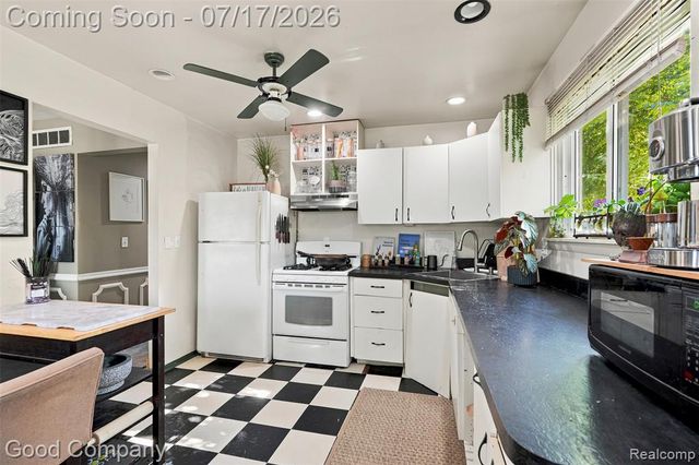 321 Manatee Avenue, Hazel Park, MI 48030