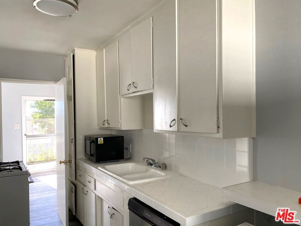 Image 37 of property listing at 1450 Butler Avenue, Los Angeles, CA 90025