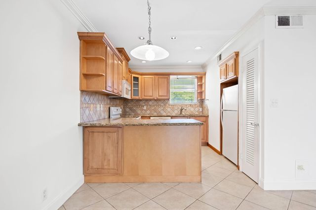 2748 NE 28th Avenue 20, Lighthouse Point, FL 33064