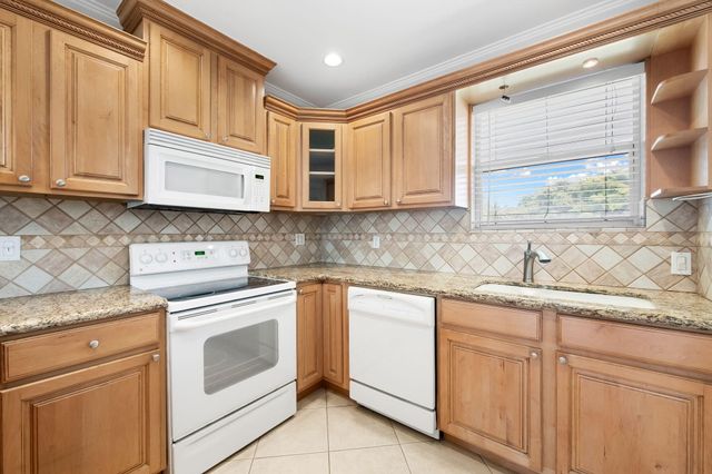 2748 NE 28th Avenue 20, Lighthouse Point, FL 33064