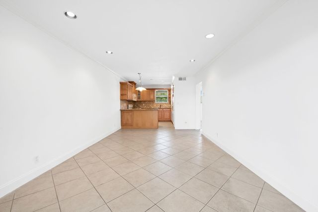 2748 NE 28th Avenue 20, Lighthouse Point, FL 33064