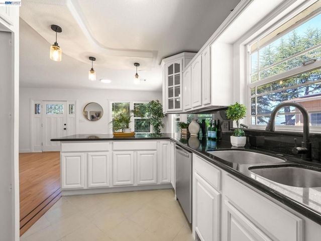 7974 Hillmont Drive, Oakland, CA 94605