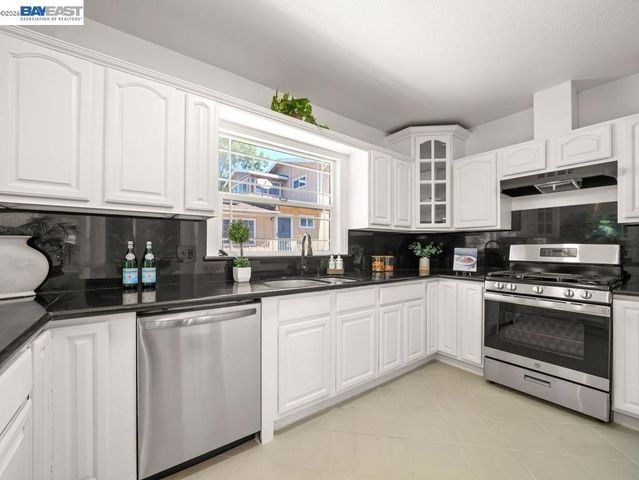 7974 Hillmont Drive, Oakland, CA 94605