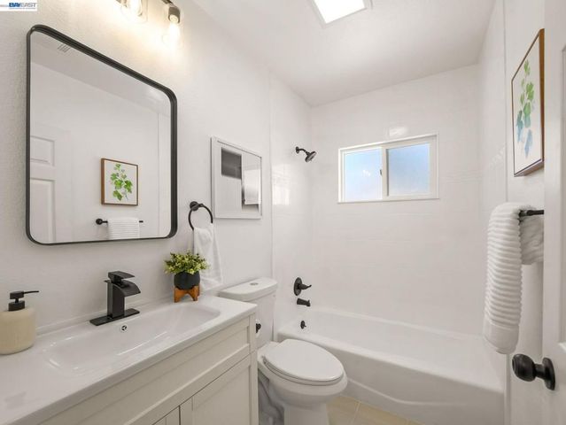 7974 Hillmont Drive, Oakland, CA 94605