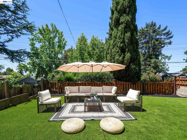 7974 Hillmont Drive, Oakland, CA 94605