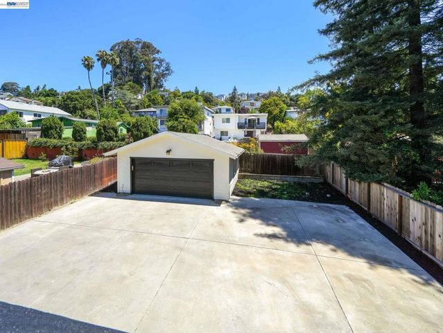 7974 Hillmont Drive, Oakland, CA 94605