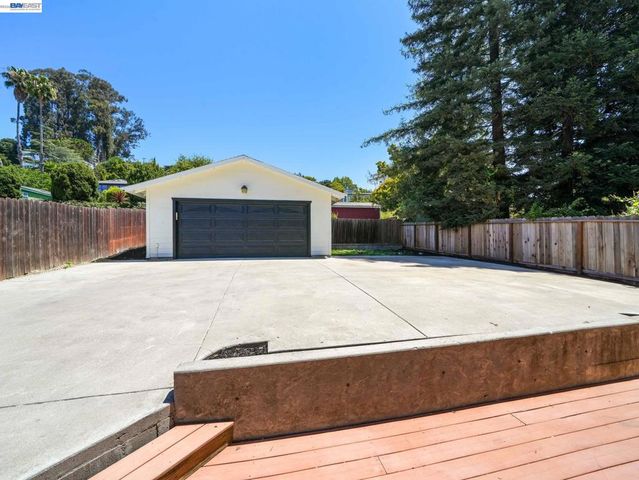 7974 Hillmont Drive, Oakland, CA 94605