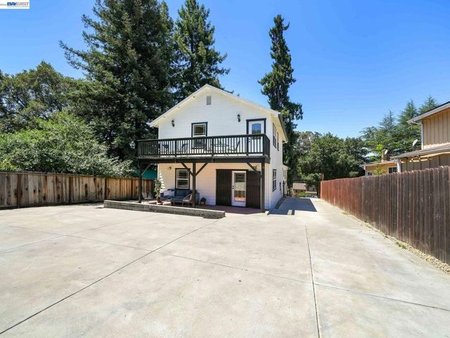 7974 Hillmont Drive, Oakland, CA 94605