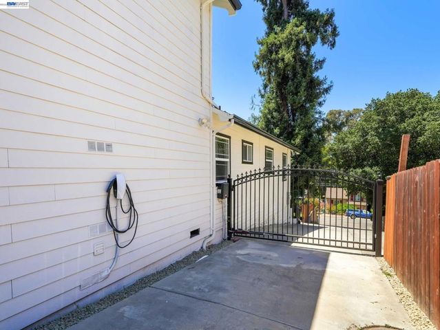 7974 Hillmont Drive, Oakland, CA 94605