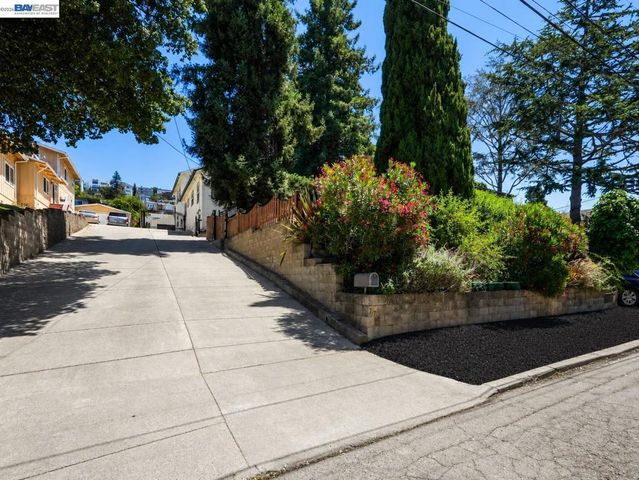 7974 Hillmont Drive, Oakland, CA 94605