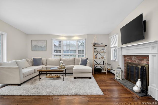 4 Colonial Court, Bay Shore, NY 11706