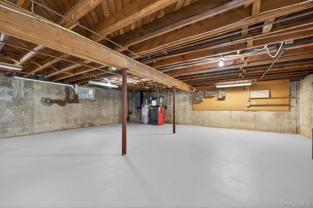 4 Colonial Court, Bay Shore, NY 11706