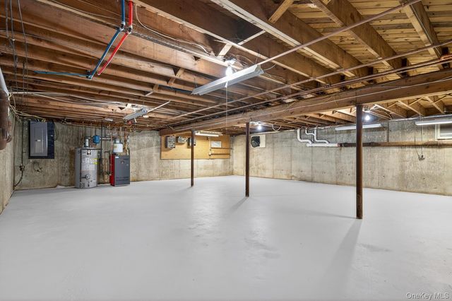 4 Colonial Court, Bay Shore, NY 11706