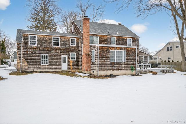 4 Colonial Court, Bay Shore, NY 11706