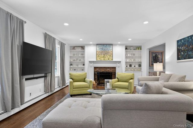 4 Colonial Court, Bay Shore, NY 11706