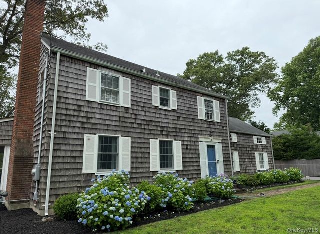 4 Colonial Court, Bay Shore, NY 11706