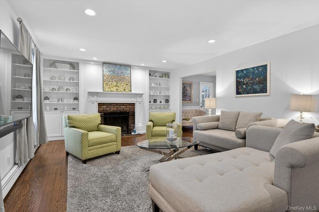 4 Colonial Court, Bay Shore, NY 11706