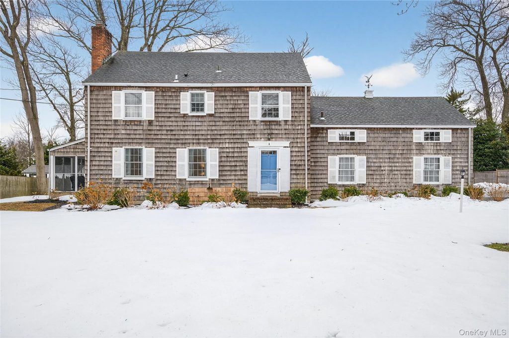 4 Colonial Court, Bay Shore, NY 11706