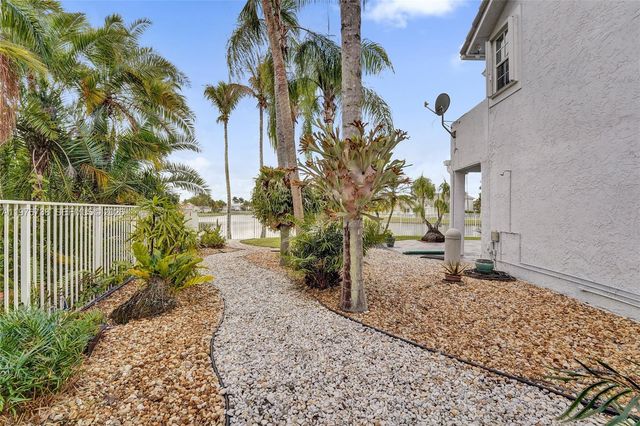 1078 Laguna Springs Dr, Weston, FL 33326