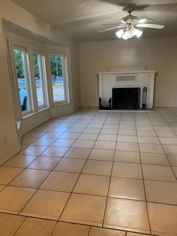 1916 Ashlan, Clovis, CA 93611