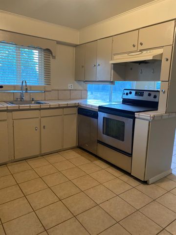 1916 Ashlan, Clovis, CA 93611