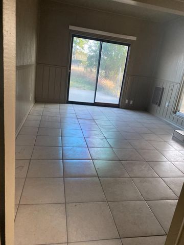 1916 Ashlan, Clovis, CA 93611