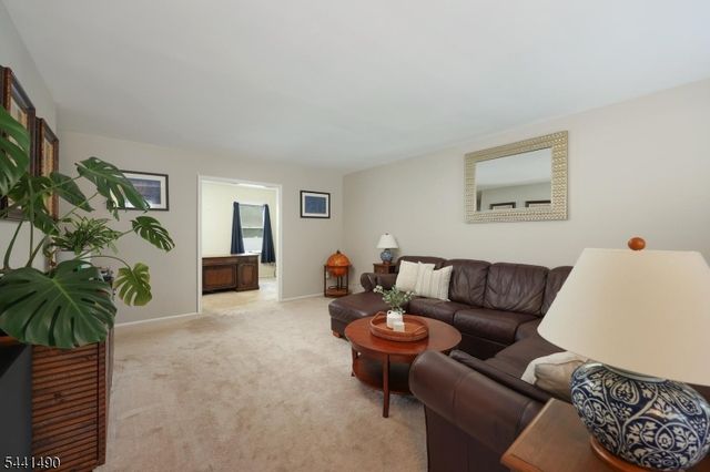 2 Daniel Dr, Hillsborough Twp., NJ 08844