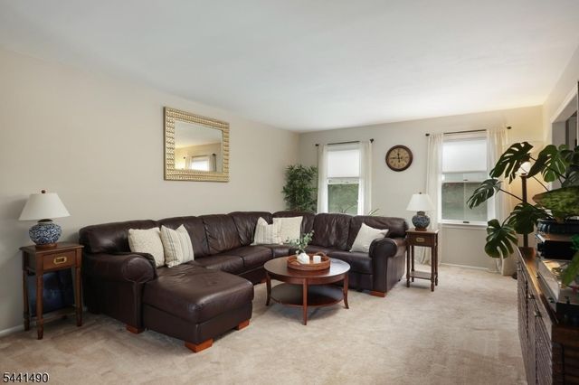 2 Daniel Dr, Hillsborough Twp., NJ 08844