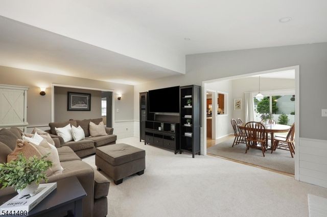 2 Daniel Dr, Hillsborough Twp., NJ 08844