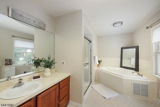 2 Daniel Dr, Hillsborough Twp., NJ 08844