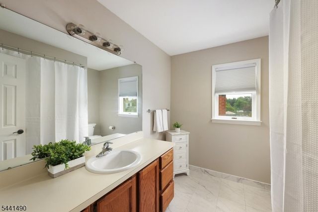 2 Daniel Dr, Hillsborough Twp., NJ 08844