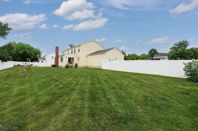 2 Daniel Dr, Hillsborough Twp., NJ 08844