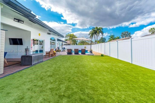 19411 NW 2nd St, Pembroke Pines, FL 33029