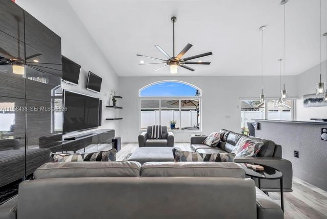 19411 NW 2nd St, Pembroke Pines, FL 33029