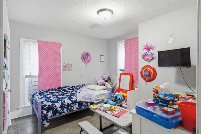 327 E 11th Street, Davenport, IA 52803