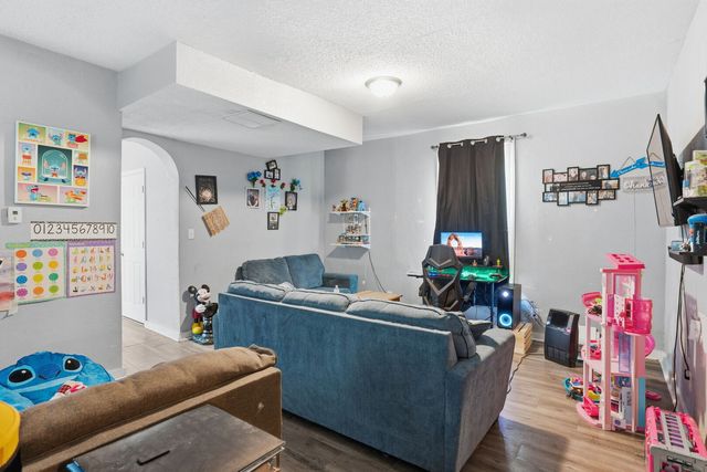 327 E 11th Street, Davenport, IA 52803