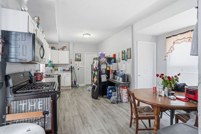 327 E 11th Street, Davenport, IA 52803