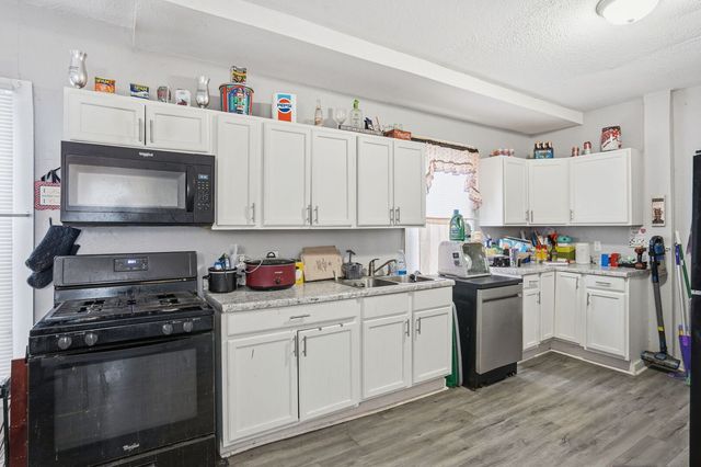 327 E 11th Street, Davenport, IA 52803