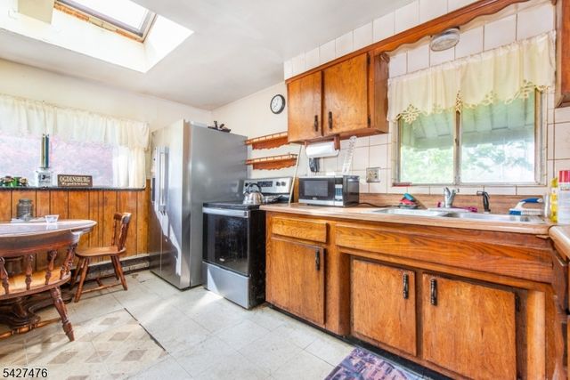 32 Madison Dr, Ogdensburg Boro, NJ 07439