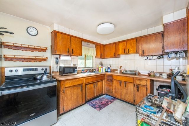 32 Madison Dr, Ogdensburg Boro, NJ 07439