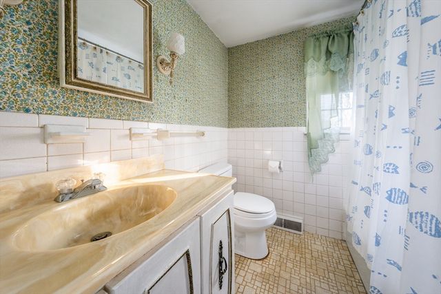 15 Yenom, Dennis, MA 02660