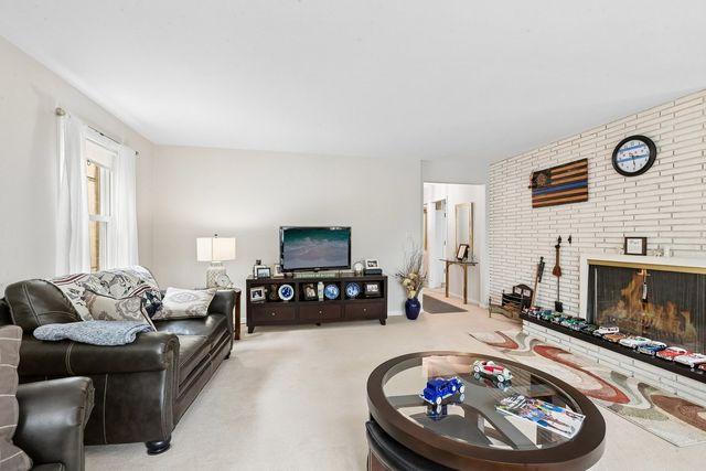 2225 W Touhy Avenue, Chicago, IL 60645
