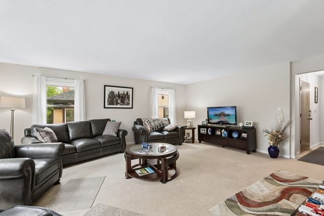 2225 W Touhy Avenue, Chicago, IL 60645